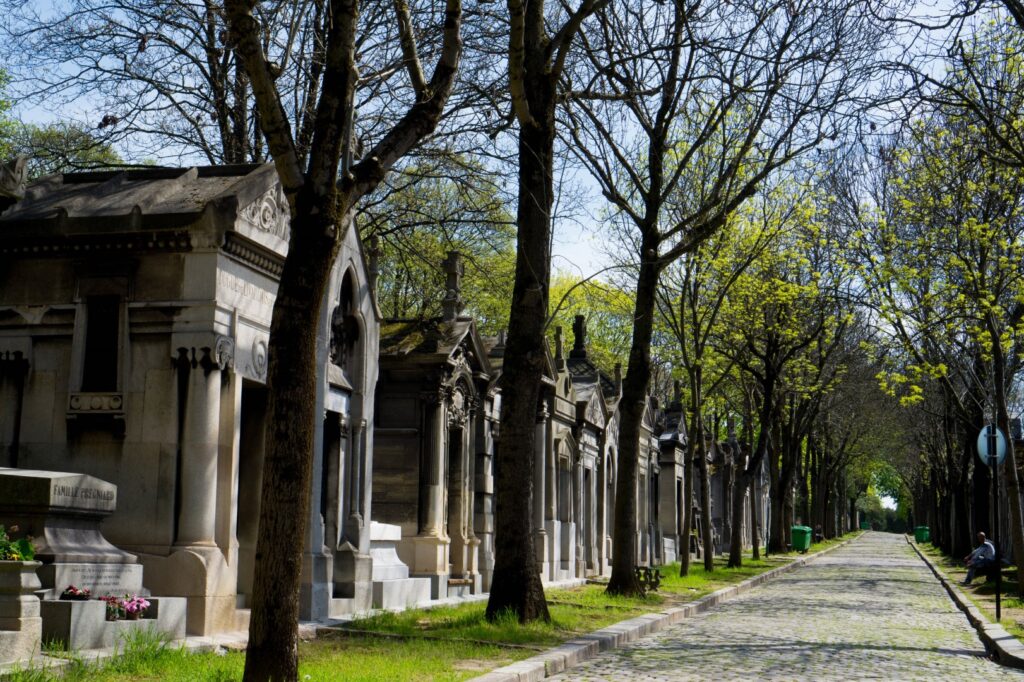 alley pere lachaise cemetery Paris