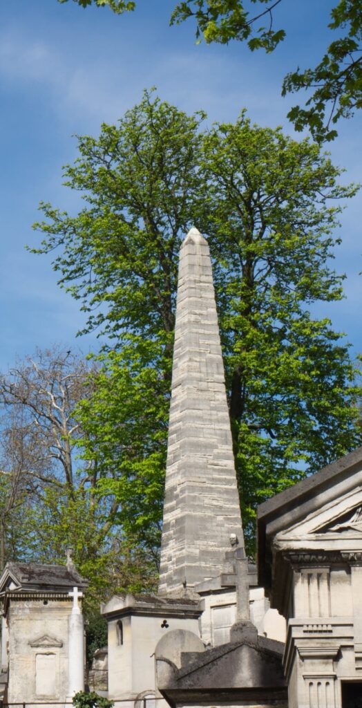 obelisque pere lachaise 