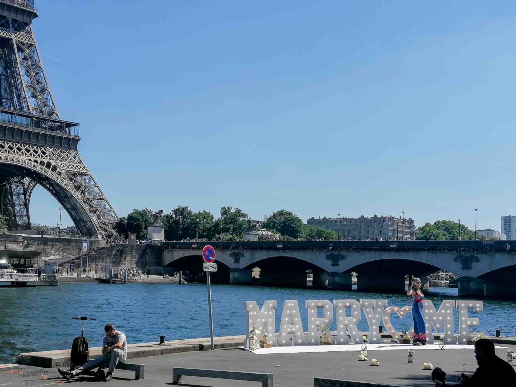 eiffel tower marry me sign