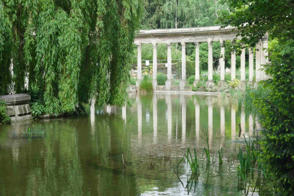 parc monceau paris water feature