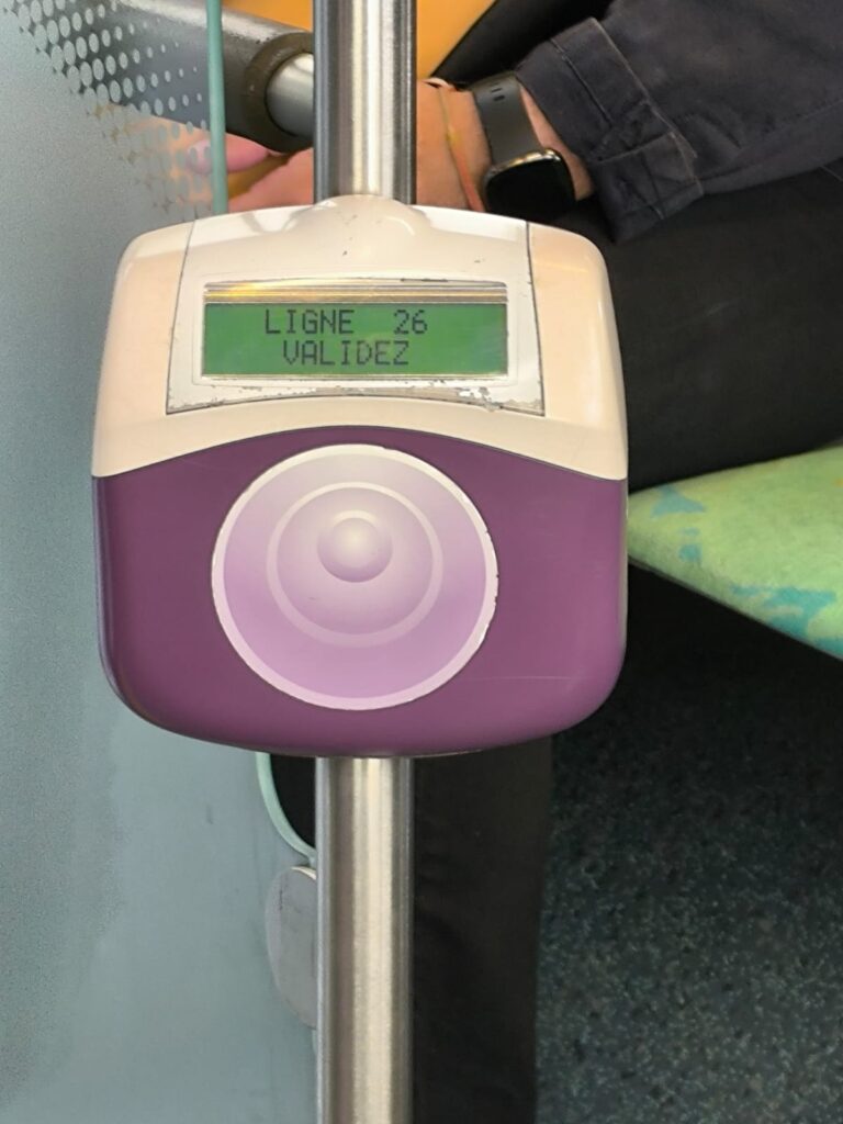 paris bus navigo validator